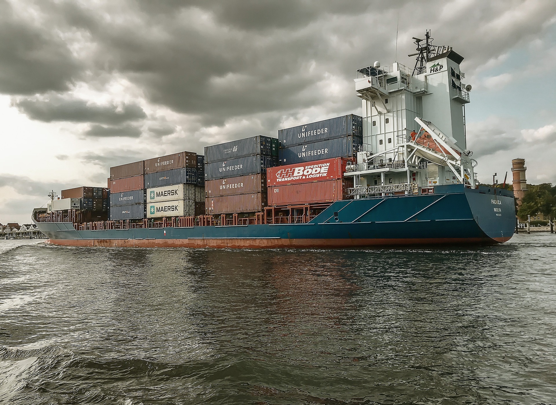 Dekoratives Symbolfoto zeigt ein blaues Containerschiff.