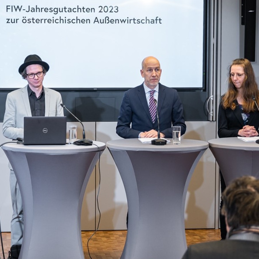 FIW-Projektleiter Harald Oberhofer, Bundesminister Martin Kocher und Bettina Meinhart (von links nach rechts) bei der Präsentation des Jahresgutachtens © Enzo Holey