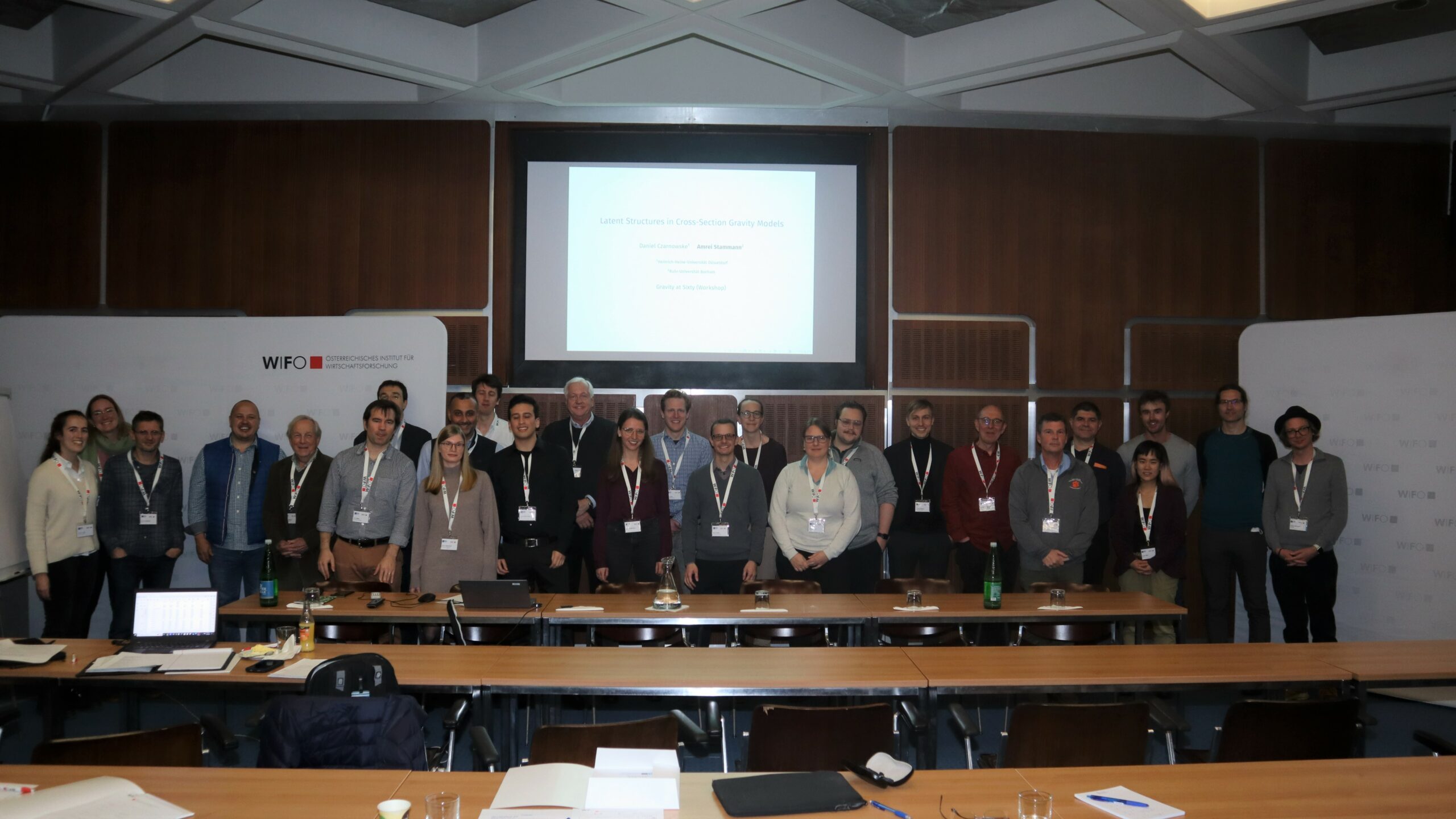 Dieses Gruppenfoto zeigt die Teilnehmer:innen des FIW-Workshop "Gravity at Sixty"