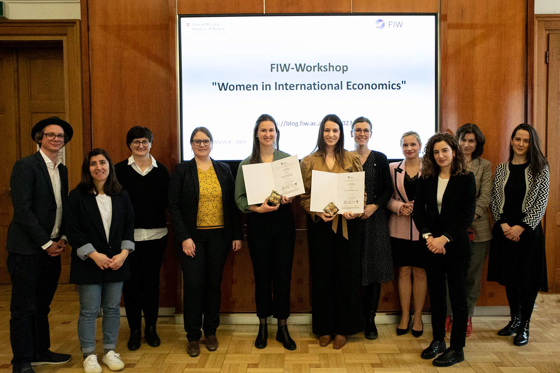 Gruppenfoto mit den Mitwirkenden des FIW-Workshop Women in International Economics