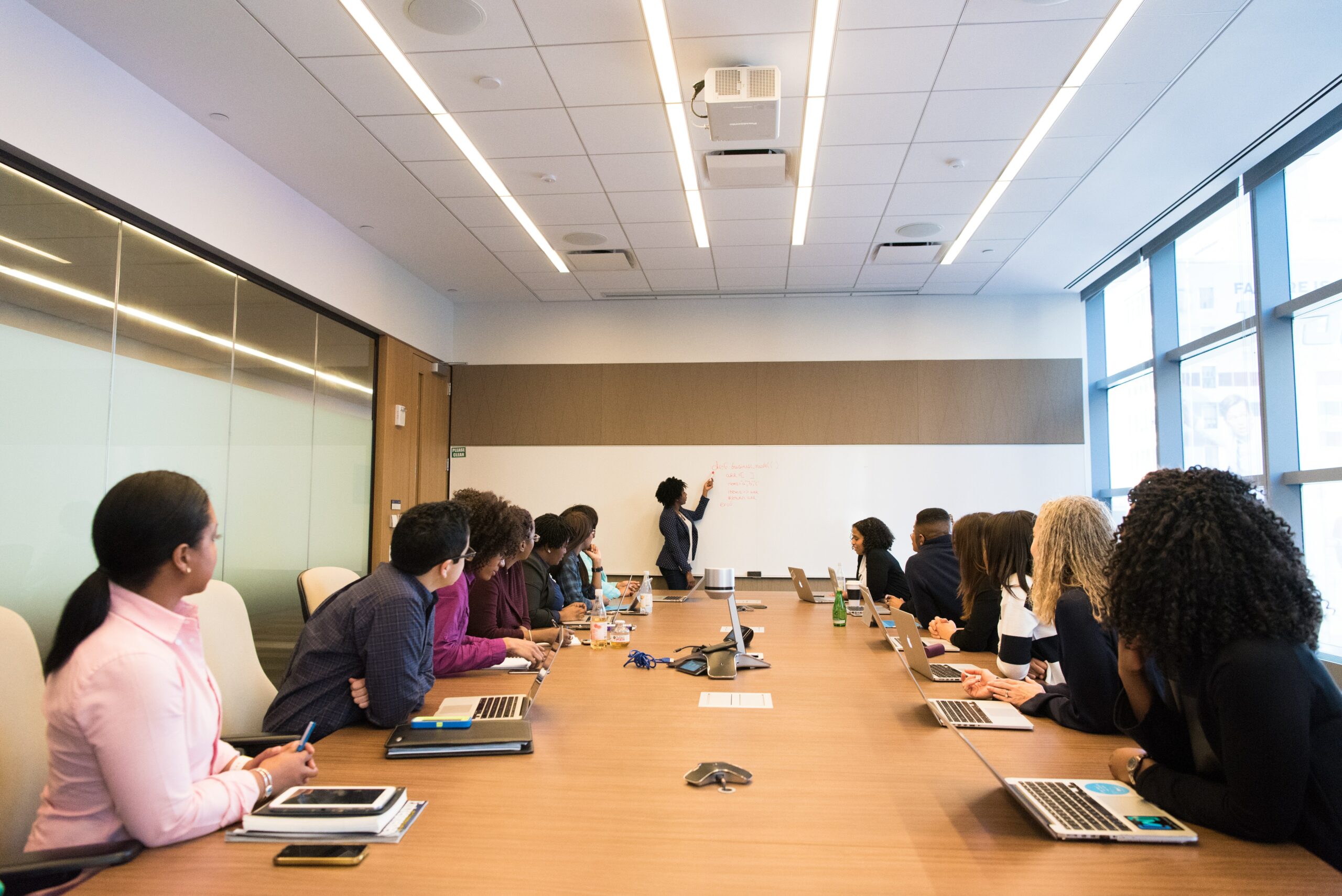 Dekoratives Symbolphoto, dass ein Arbeitsmeeting mit hohem Anteil weiblicher Teilnehmerinnen zeigt